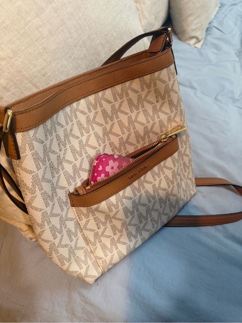 Michael Kors MESSENGER IN SIGNATURE Print - Picture 13 of 14